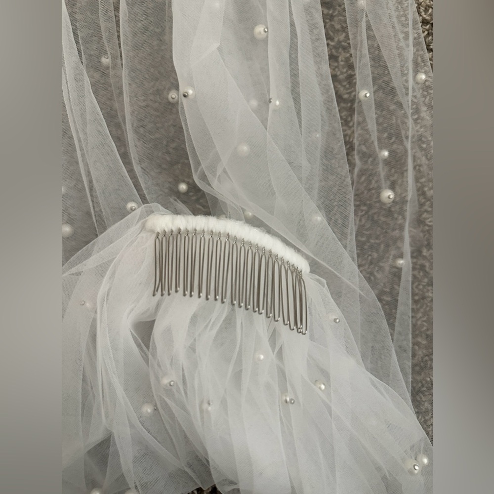 Elegant White Pearl-Embellished Hair Comb. Wedding.